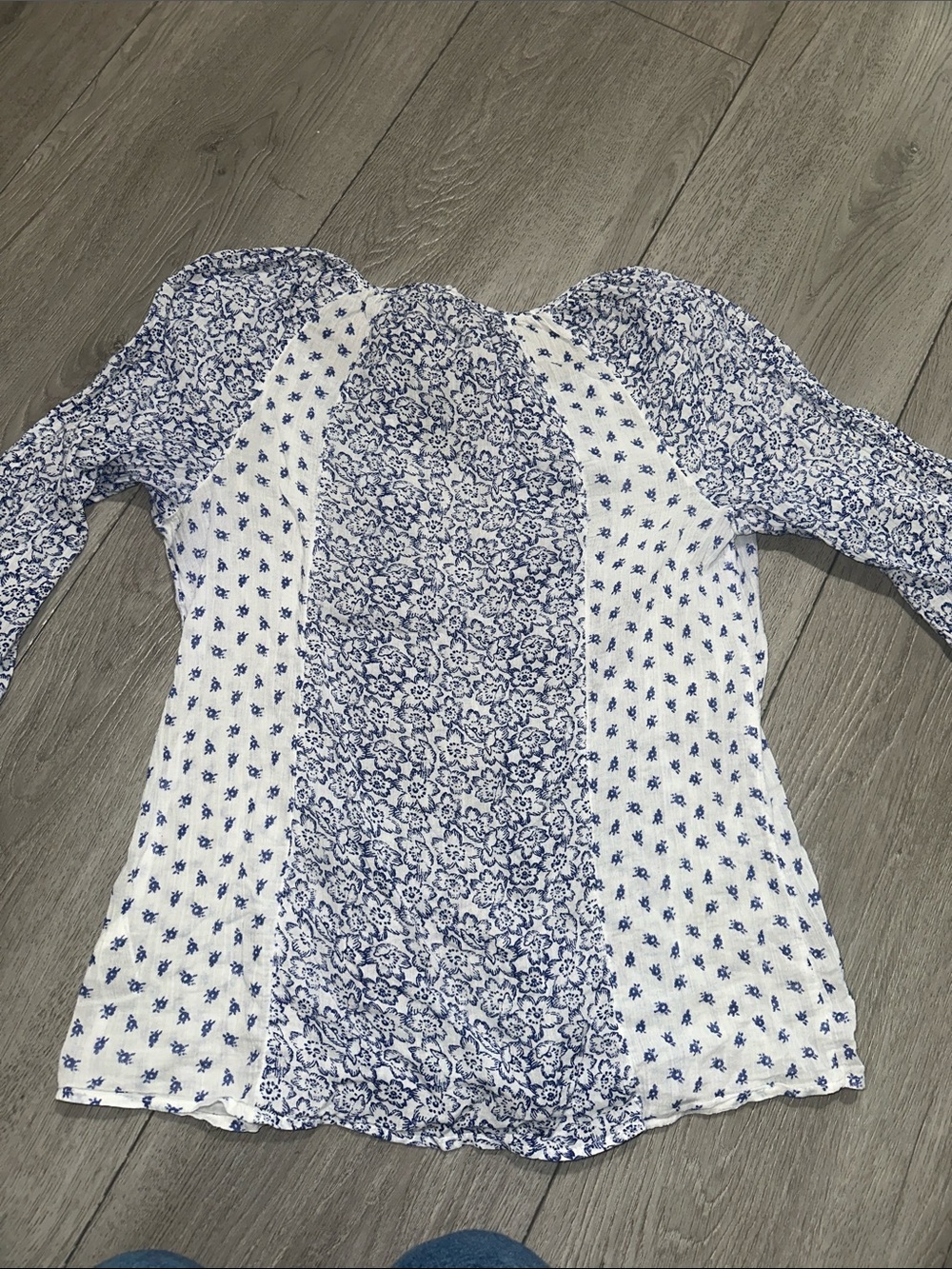 Old Navy Blue and White Mixed Print Peasant Top size Medium - Picture 4 of 6